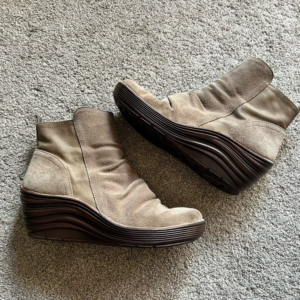 Bionica Gilford Boots Women's Size 10 Tan Suede Leather Ankle Wedge Booties Zip
